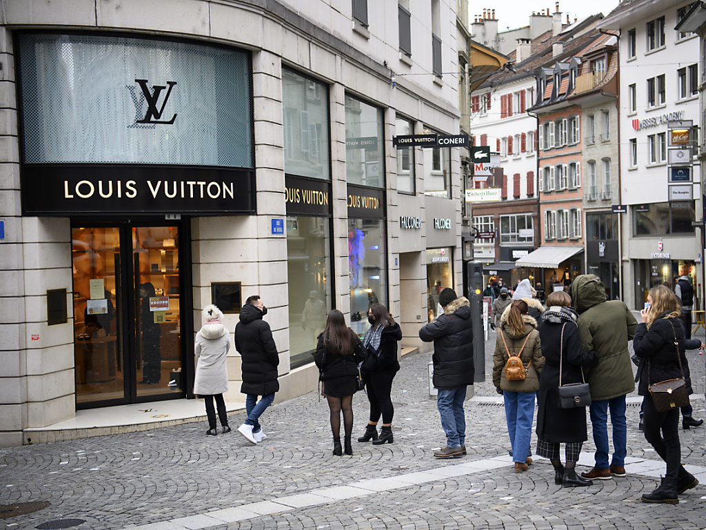 LOUIS VUITTON PARIS, Le soleil de cette boutique de luxe se…